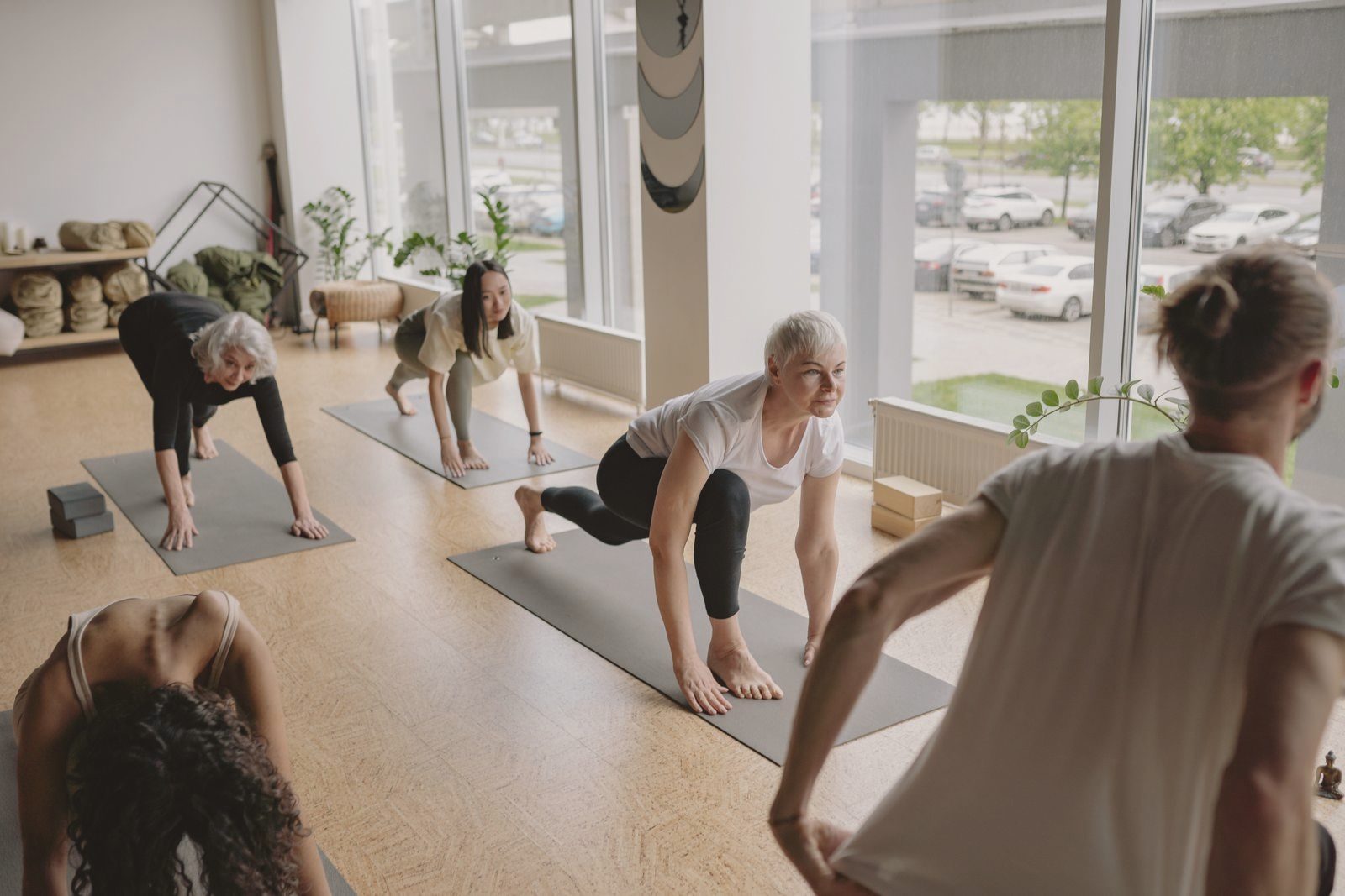 Mehrere Teilnehmende üben gemeinsam im Yogaraum